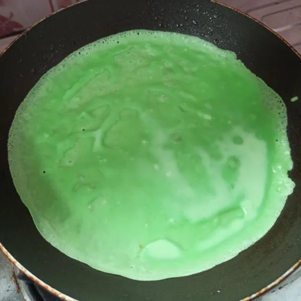 Panaskan teflon olesi dengan sedikit minyak. Setelah panas tuang satu sendok sayur adonan kemudian panggang hingga matang.