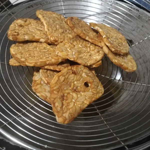 Iris tipis tempe. Tabur dengan maizena dan garam. Balur. Lalu goreng dalam minyak panas hingga matang. Sisihkan.