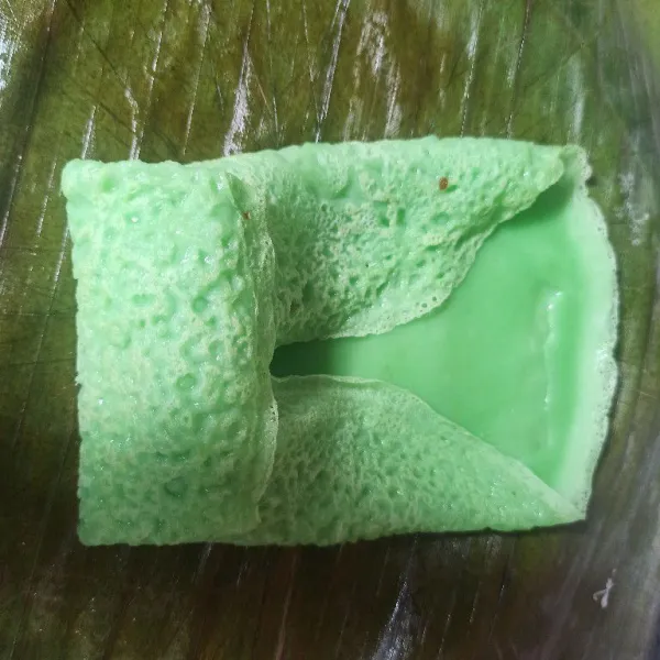 Lipat bagian sisi kiri, kanan dan atasnya lalu gulung.