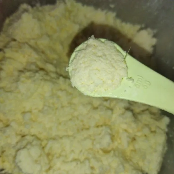 Ambil adonan combro, saya takar dengan sendok takar setara dengan sendok teh.