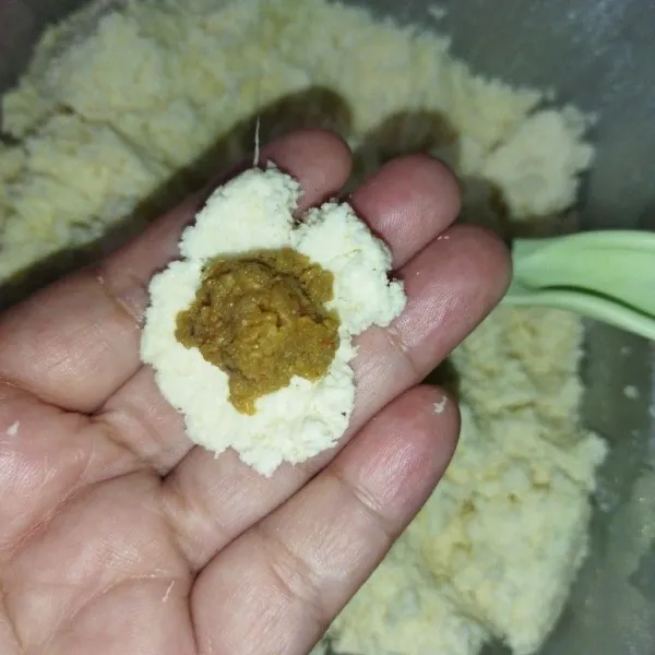 Pipihkan adonan, lalu beri isian secukupnya, lalu bulatkan hingga isian oncom tertutup.