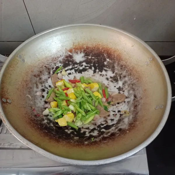 Masukan buncis yang sudah di iris tipis menyerong, bumbui dengan penyedap, garam, petsin dan gula. Tes rasa. Masak sampai matang. Siap di sajikan