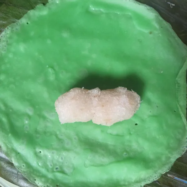 Setelah matang keluarkan dari teflon kemudian tambahkan unti kelapa secukupnya.