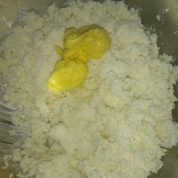 Parut singkong lalu beri margarin dan garam, aduk rata.