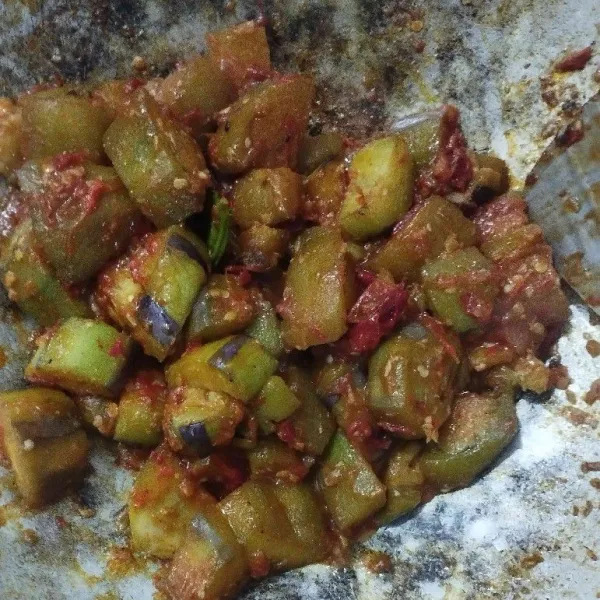 Tuang air, aduk rata. Masak hingga air menyusut. Test rasa