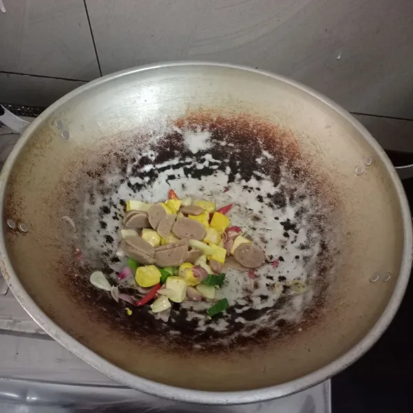 Tambahkan bakso, masukan air secukupnya