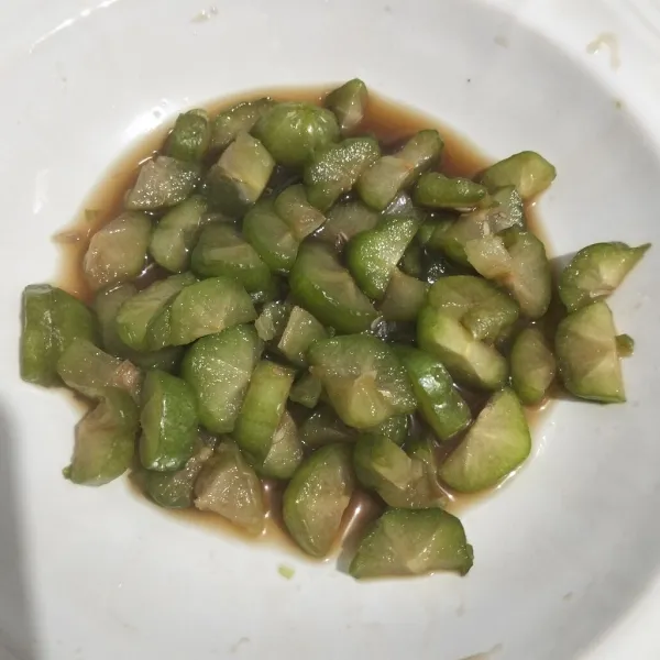 Remas dengan tangan. Jangan lupa pakai sarung tangan plastik