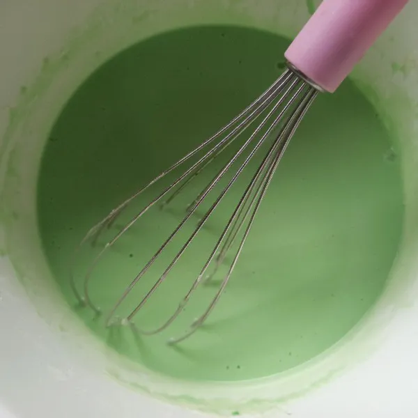 Tuang santan sedikit demi sedikit aduk hingga tercampur rata dan tidak bergerindil.