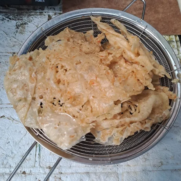 Goreng hingga matang renyah dan tiriskan. Sesudah hangat hilang simpan di toples kedap udara agr tahan lebih lama.