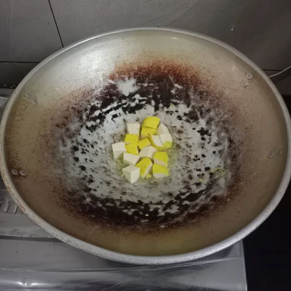 Potong-potong tahu, lalu goreng setengah matang