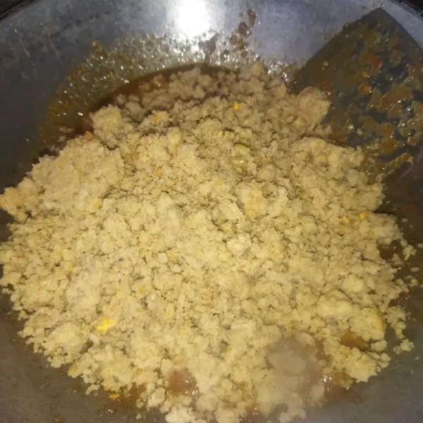 Masukkan oncom, aduk rata, masak hingga matang, angkat.