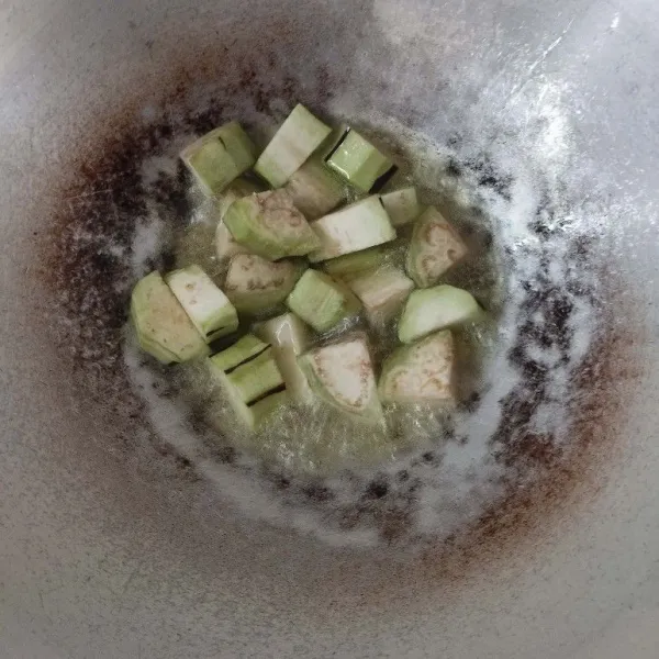 Goreng terung hingga setengah matang