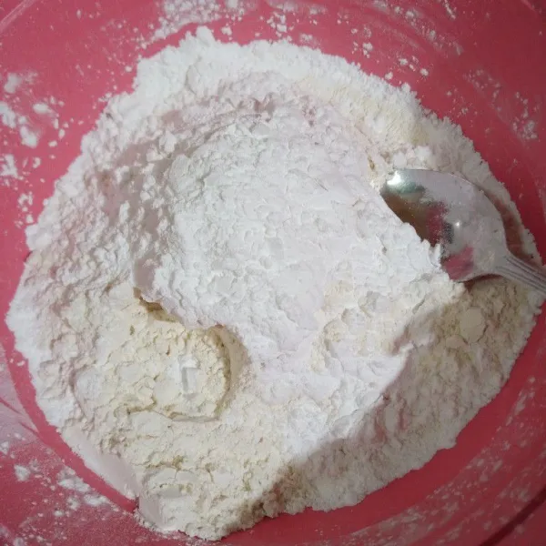 Campurkan tepung terigu dan tepung sagu di dalam wadah