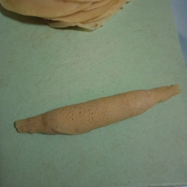 Lalu gulung adonan seperti ini.