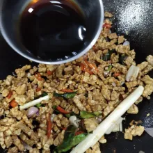 Masukkan tempe. Beri garam, kecap asin, aduk rata. Jika terlalu kering boleh ditambah sedikit air.