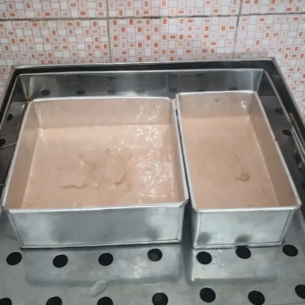Tuang adonan coklat ke dalam loyang yang sebelumnya sudah dioles margarin. Kukus selama 10 menit.