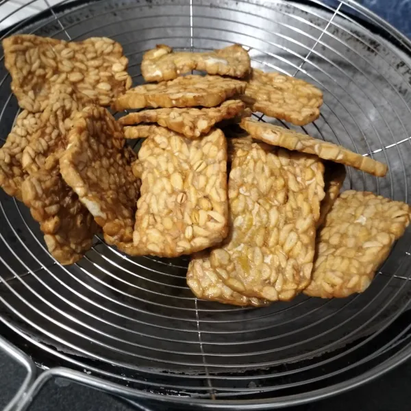 Angkat dan tiriskan. Sisihkan.