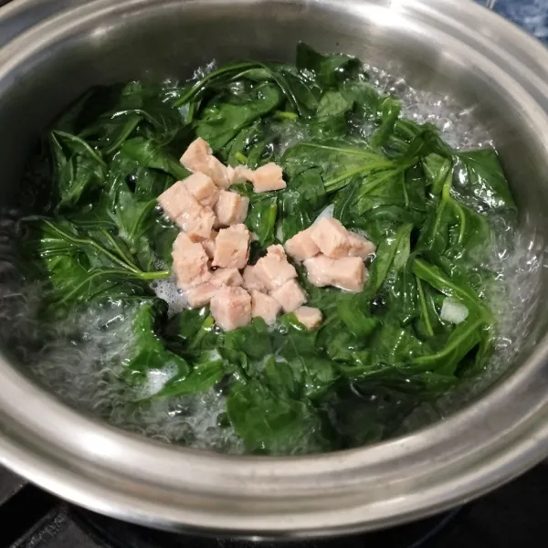 Masukkan potongan luncheon. Aduk