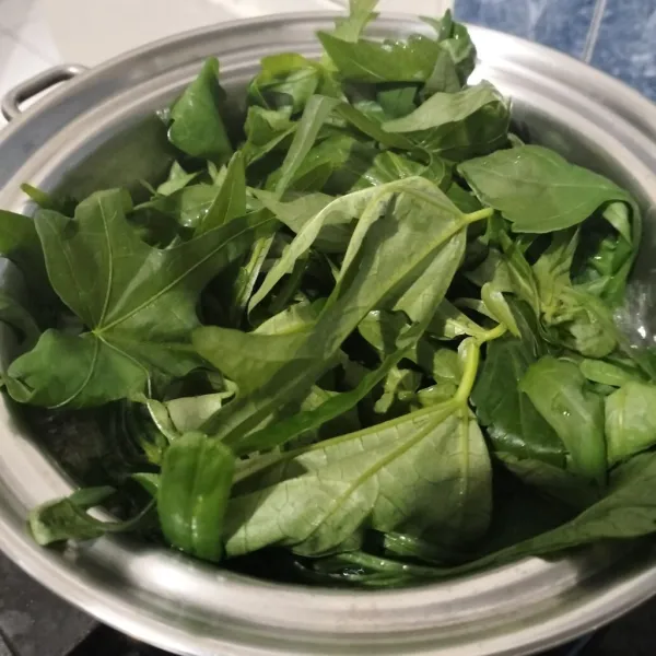 Lalu masukkan daun ubi jalar.