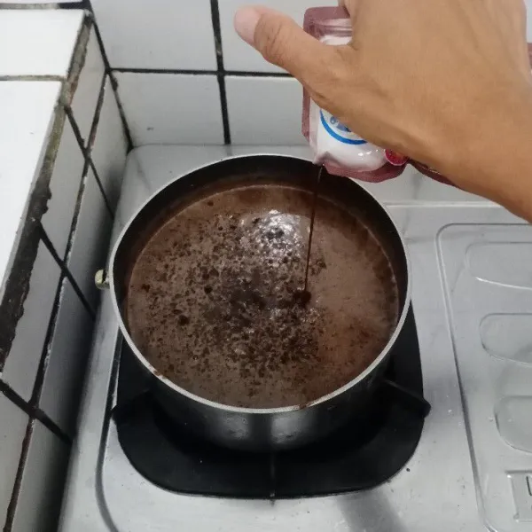 Masak dengan api sedang. Lalu tuang susu kental manis. Masak hingga mendidih. Matikan kompor