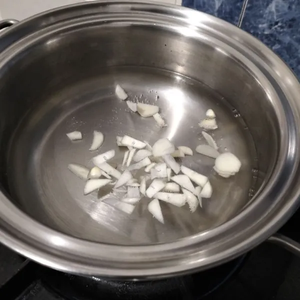 Didihkan air bersama bawang putih