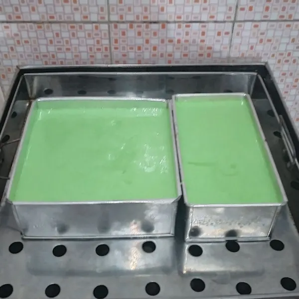 Setelah 10 menit, masukan adonan hijau dan kukus kembali selama 25 menit.