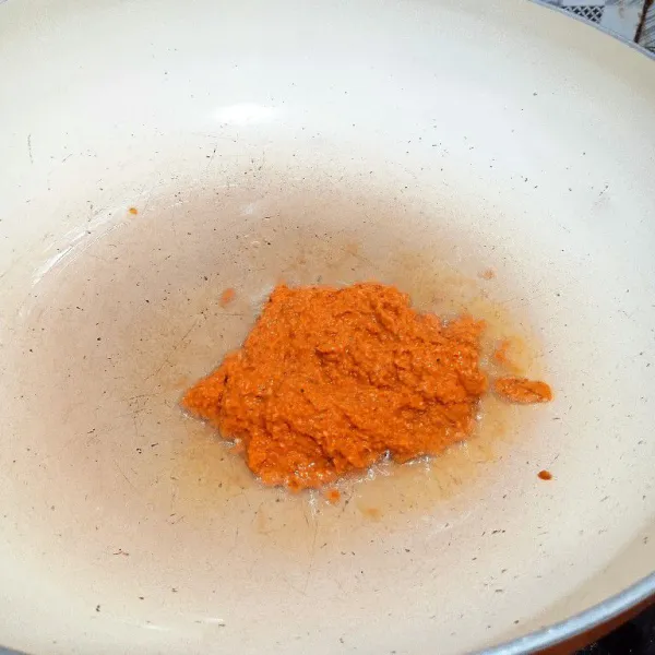 Panaskan minyak, tumis bumbu halus dan bawang merah cincang hingga tanak.