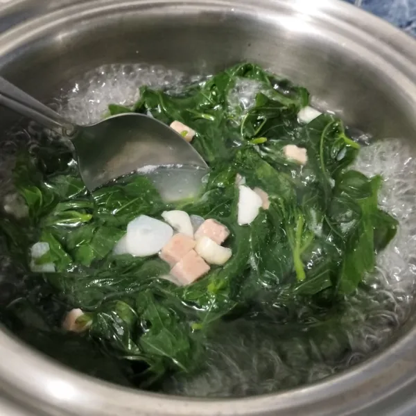 Beri garam dan kaldu jamur. Aduk, tes rasa