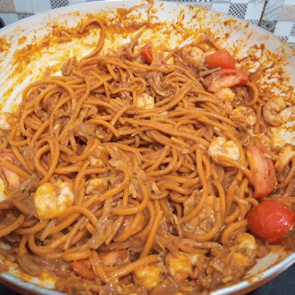 Jika sudah mendidih, masukkan udang, garam, kecap manis dan kaldu jamur. Aduk rata, kemudian cek rasa. Masukkan mie dan tomat, aduk rata dengan bumbu.