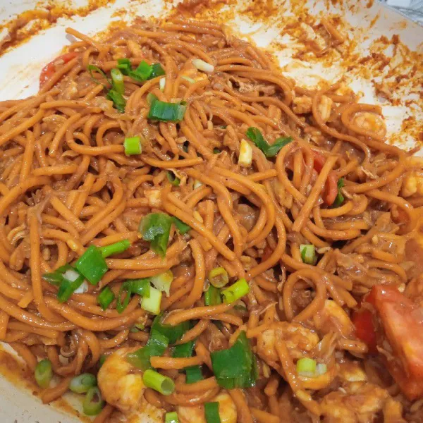 Cek rasa sekali lagi, kemudian tambahkan daun bawang. Aduk sebentar, angkat dan sajikan dengan acar, kerupuk dan taburi dengan bawang merah goreng.