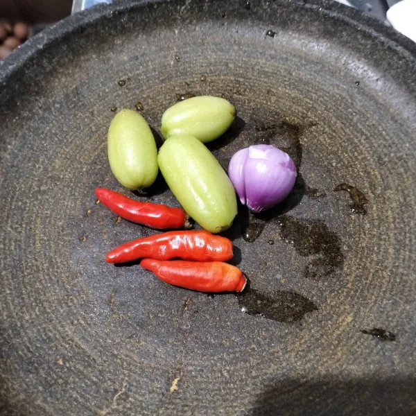 Siapkan dan cuci bersih bahan sambal.