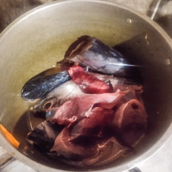 Masukkan ikan tongkol yang sudah di potong potong