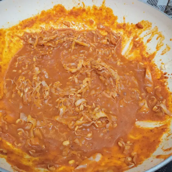 Masukkan kol, tauge dan ayam suwir. Aduk hingga tercampur dengan bumbu. Kemudian tambahkan kaldu atau air.