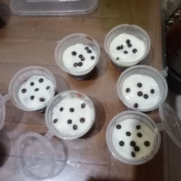 Tuang dalam cetakan. Beri toping choco chip di atasnya. Simpan kulkas. Siap dinikmati