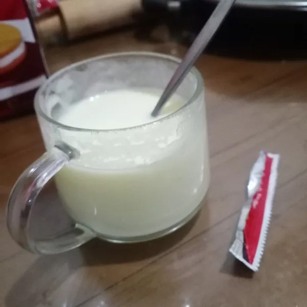 Dalam gelas tuang bahan vla, aduk hingga teksturnya lembut.