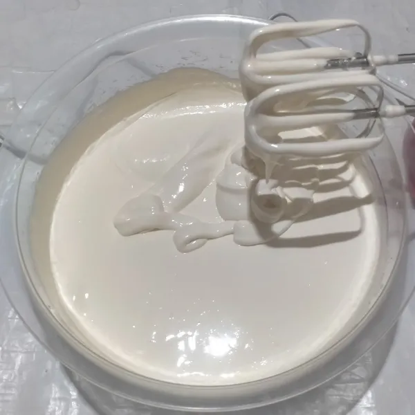 Kocok menggunakan mixer dengan kecepatan tinggi hingga putih kental berjejak.