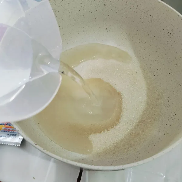 Masukan jelly bubuk, gula pasir dan air kedalam wajan aduk rata