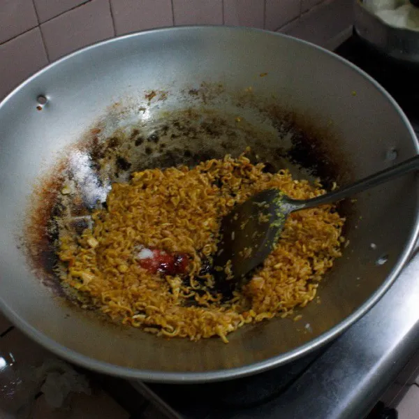 Masukkan bumbu mie instan aceh, saus sambal, kecap manis, dan sedikit garam. Aduk rata lalu diamkan sebentar, dan siapkan piring saji.