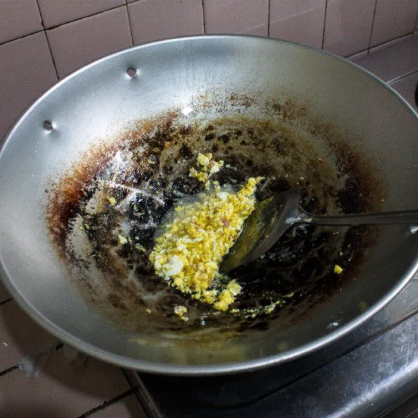 Tambahkan telur, lalu orak-arik hingga tercampur rata.