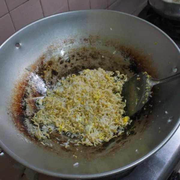 Campurkan bahan utama lainnya seperti nasi dan mie instan yang telah dihancurkan tadi.