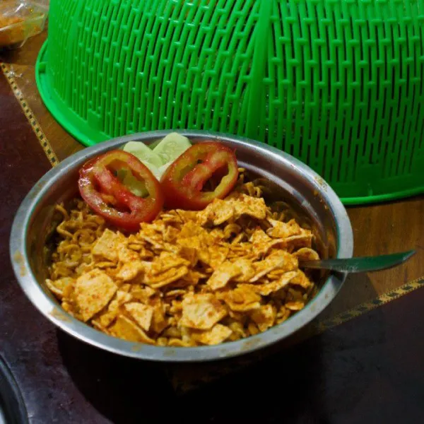 Untuk penyajian tambahkan sayuran dan topping, seperti tomat dan timun. Disini topping tambahan berupa keripik balado yang dihancurkan.