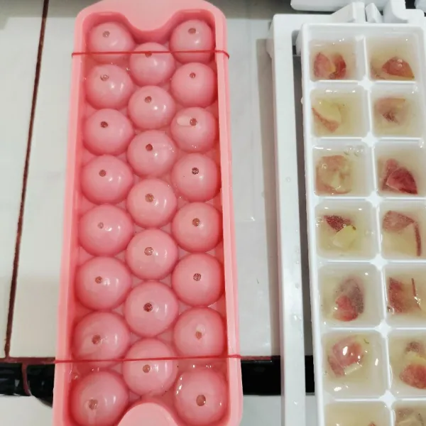 Tutup dengan cetakan jelly ball beri karet di kedua ujungnya biar rapat. Biarkan set suhu ruang simpan dalam kulkas biar tetap dingin