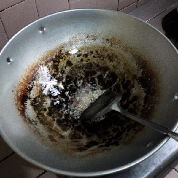 Panaskan minyak, lalu tumis bawang merah dan putih hingga wangi.