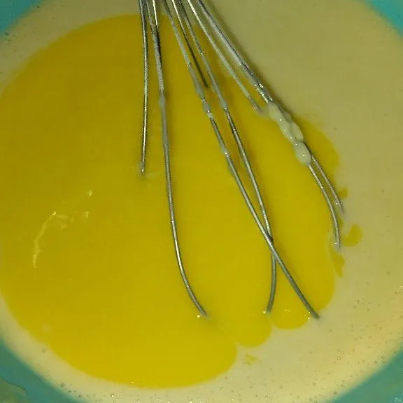 Masukkan butter yang sudah dilelehkan ke dalam adonan. Aduk merata hingga dasar mangkok supaya tidak ada butter yang mengendap. Masukkan potongan keju aduk-aduk.