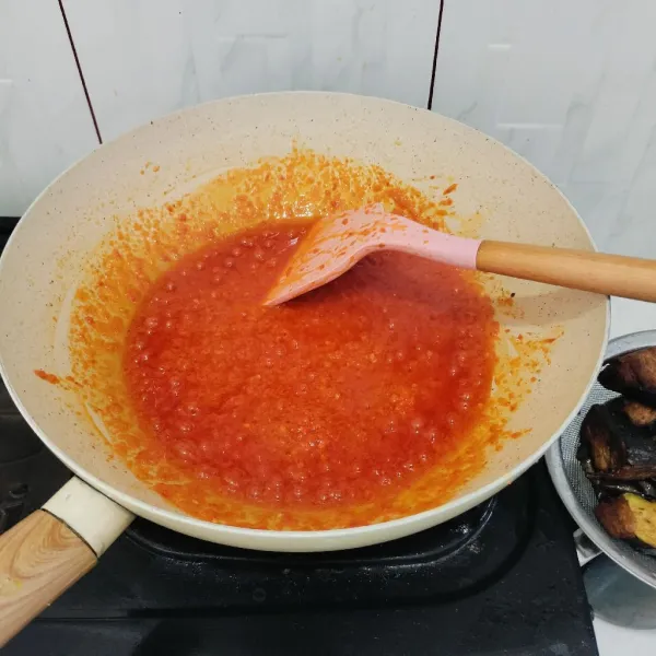 Haluskan bahan cabe lalu tumis hingga harum, beri garam dan kaldu bubuk, koreksi rasa.