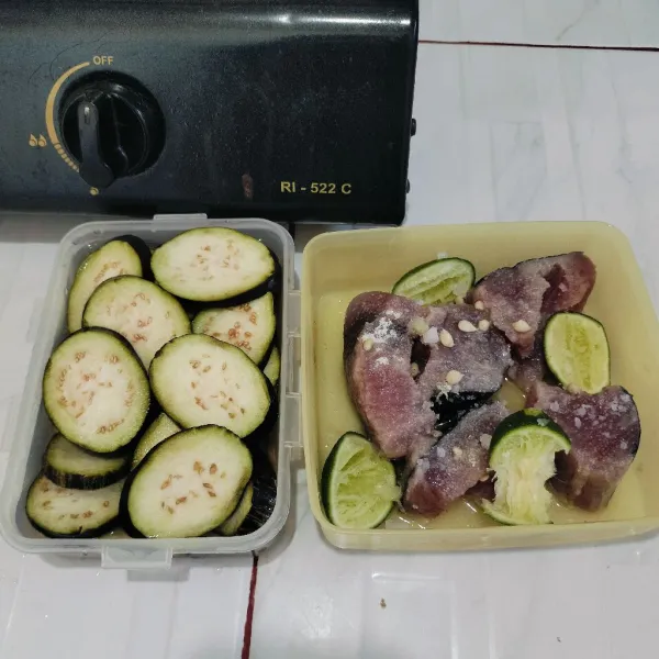Lumuri ikan dengan perasaan jeruk nipis dan garam diamkan selama 15 menit.