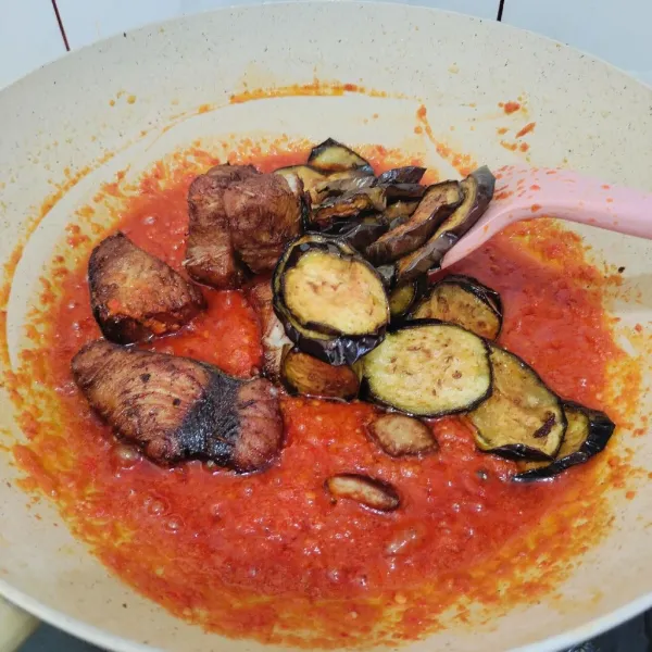 Masukan terong dan ikan ke dalam cabe.