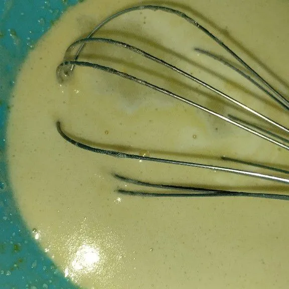 Campurkan gula, telur, vanili, dan susu cair. Aduk sampai gula larut.