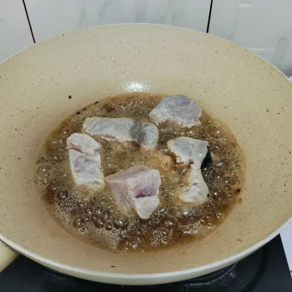 Lanjut masak ikan hingga berkulit.