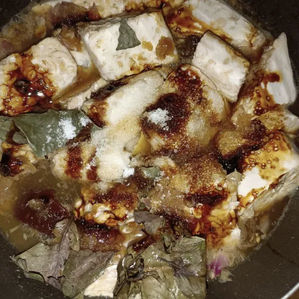 Campur bumbu tambahan dann bumbu halus kedalam tempe kemudian rebus.
